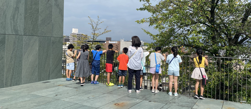 岡野さんと子供たち後ろ姿